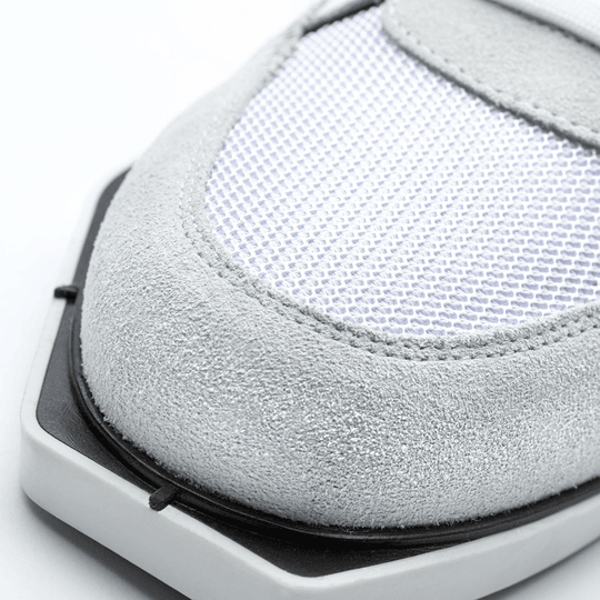20200004-00_Triple20_Dartschuhe_Textil_Leder_Weiss_Schwarz_4 Der Vorderbereich des Triple20 Dartschuhs ist aus weißem Textil und grauem Leder gefertigt. Die Sohle ist robust und sorgt für einen sicheren Stand beim Dartspielen.