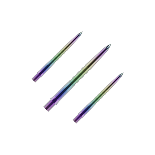 Auf dem Bild sind drei bunte, gerillte Dartspitzen zu sehen. Sie haben eine glänzende Oberfläche mit violetten, grünen und blauen Farbverläufen.