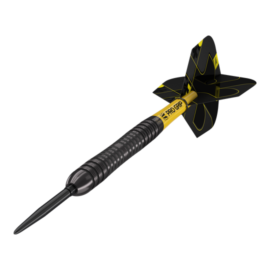 Target Bolide Void 04 Swiss Point stalen darts Das Bild zeigt einen Target Bolide Void 04 Swiss Point Steeldart. Der Dart ist schwarz-gelb und hat eine strukturierte Griffzone sowie schwarze Flights mit gelben Linien.