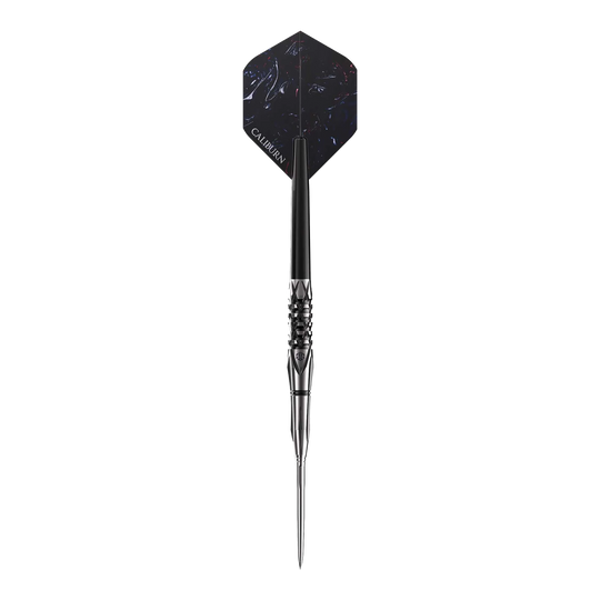Das Bild zeigt einen Steeldart namens „Caliburn Sword S4“. Der Dartpfeil hat ein elegantes, schwarzes Design mit metallischer Spitze und detaillierten Griffrillen.