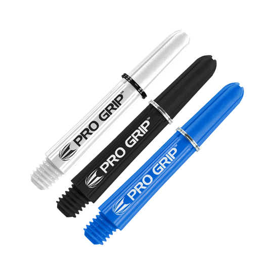 Das Bild zeigt drei Dartschäfte in den Farben Weiß, Schwarz und Blau mit der Aufschrift "PRO GRIP". Sie sind nebeneinander angeordnet und haben jeweils einen Metallring zur Stabilisierung.