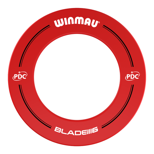 Winmau PDC Dartbord Surround - Rood Das Bild zeigt einen roten Dartboard-Surround der Marke Winmau mit der Aufschrift "BLADE 6". Auf dem Ring sind außerdem PDC-Logos und schwarze Designelemente zu sehen.