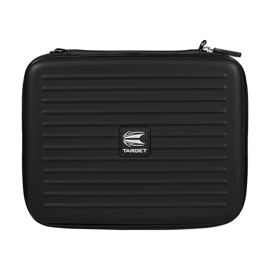 125860_Target_Takoma_Home_Dartwallet_Schwarz_1 Dies ist ein schwarzes Dart-Etui mit dem Namen „Target Takoma Home Dartwallet“. Es hat eine gerippte Oberfläche und ein zentrales Target-Logo auf der Vorderseite.