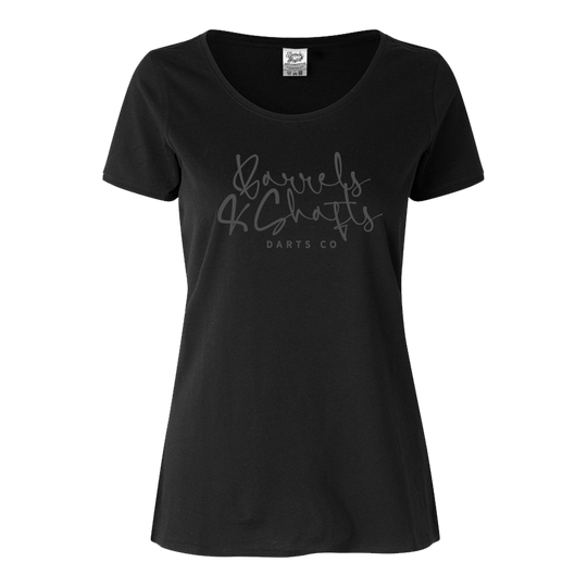 Barrels and Shafts dames-T-shirt - zwart Dieses Bild zeigt ein schwarzes Damen-T-Shirt mit der Aufschrift „Barrels and Shafts DARTS CO“ auf der Vorderseite. Das T-Shirt hat einen klassischen Rundhalsausschnitt und einen schlichten, modernen Stil.