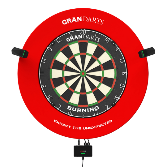 GranDarts Gran Eye GEN2 Steeldart automatisch scoresysteem Das Bild zeigt das GranDarts GranEye Steeldart Auto-Scoring-System mit einer roten Umrandung und einer klassischen Dartscheibe. Kameras sind an den Seiten angebracht, um die automatisierte Punktezählung zu ermöglichen.