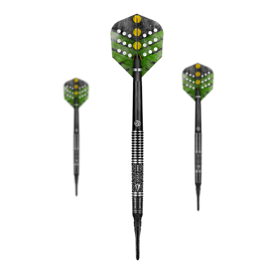 Shot Devon Petersen The Courage zachte darts Das Bild zeigt drei Softdarts des Produkts 'Shot Devon Petersen The Courage'. Die Darts haben schwarze Spitzen, silberne Griffbereiche und grün-schwarze Flights mit gelben und weißen Punkten.