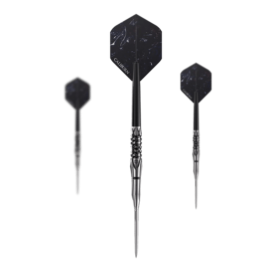Das Bild zeigt drei Steeldarts des Produkts "Caliburn Sword S4". Die Darts sind schwarz-silbern und haben ein elegantes, modernes Design.