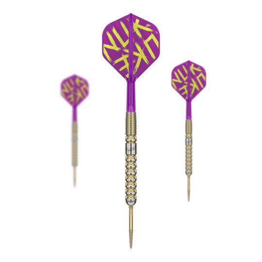 Das Bild zeigt drei Steeldarts der Marke "Target Luke Littler GEN1 Prodigy Swiss Point". Die Darts haben lila Flights mit gelber Schrift und gold-silberne Spitzen und Griffe.