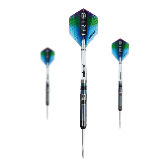Unicorn Iris Steeldarts Das Bild zeigt drei Unicorn Iris Steeldarts mit bunten Flights und silbernen Spitzen. Die Darts sind in verschiedenen Perspektiven angeordnet, mit einem Dart im Vordergrund und zwei im Hintergrund.