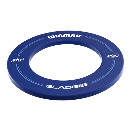Das Bild zeigt ein blaues Dartboard-Surround der Marke Winmau mit der Aufschrift "BLADE 6" und "PDC". Es ist rund und dient zum Schutz der Wand rund um eine Dartscheibe.
