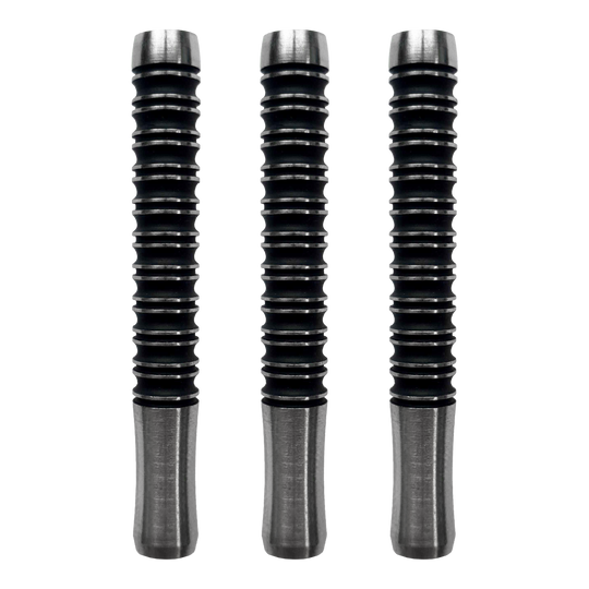 McDart Super Grip 3 zachte dartvaten - 18g Das Bild zeigt drei McDart Super Grip 3 Softdart-Barrels mit einem Gewicht von 18g. Die Dart-Barrels sind schwarz mit silbernen Enden und haben ein gerilltes Design für besseren Halt.
