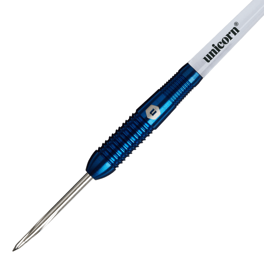 Das Bild zeigt den Unicorn Prodigy 02 Torpedo Steeldart mit einem blauen, geriffelten Schaft. Auf dem weißen Schaftabschnitt steht der Schriftzug "unicorn".