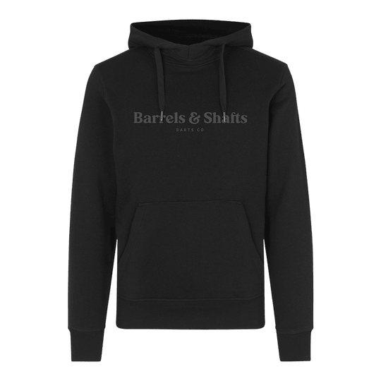 Vaten en schachten hoodie - zwart Der abgebildete Hoodie ist schwarz und trägt vorne den Aufdruck "Barrels & Shafts Darts Co". Er hat eine Kapuze mit Kordelzug und eine große Kängurutasche.
