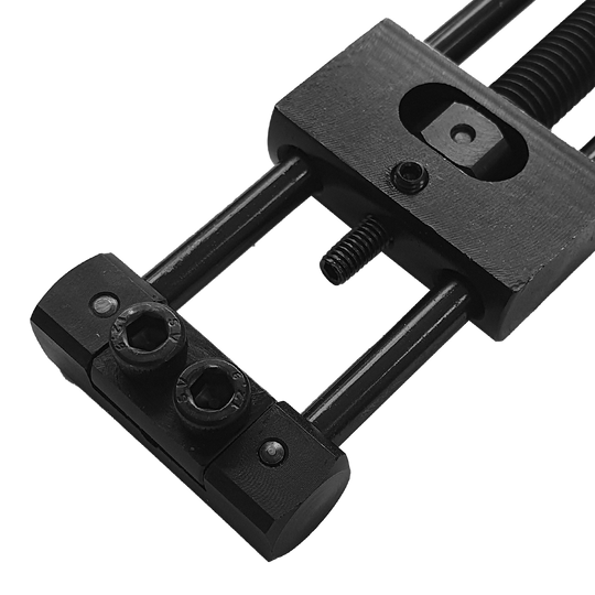 Designa Dart Repointer Black Pro Edition - Tipwisselaar Designa Dart Repointer Black Pro Edition - Spitzenwechsler ist ein Tool zum Wechseln von Dartspitzen. Das Bild zeigt das Produkt aus schwarzem Material.