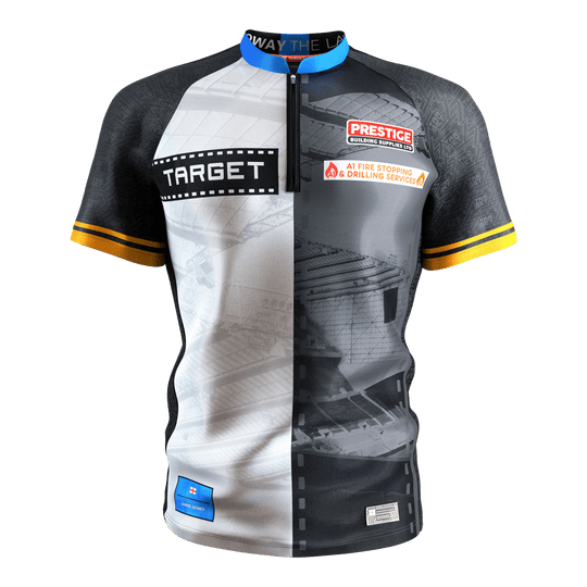 Target Coolplay Chris Dobey 2025 dartshirt Das Bild zeigt das "Target Coolplay Chris Dobey 2025 Dartshirt" mit auffälligen Sponsorenlogos auf der Vorderseite. Das Trikot hat ein modernes Design in Schwarz, Weiß und Grau mit gelben Streifen an den Ärmeln.