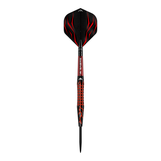 Missie Lava Steeldarts Das Bild zeigt einen Mission Lava Steeldart mit auffälligem schwarzen und roten Design. Der Dart hat eine strukturierte Oberfläche und eine spitze Metallspitze.
