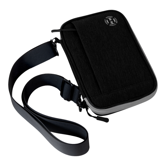 Harrows Smart Case XL dart portemonnee Dies ist eine schwarze Darttasche mit einem Schultergurt. Sie hat ein kompaktes, rechteckiges Design und einen Reißverschluss.
