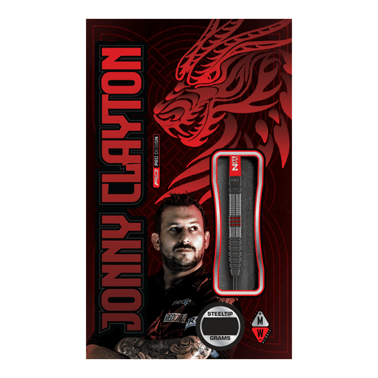 Die Abbildung zeigt die Verpackung der "Red Dragon Jonny Clayton Hiraeth Steeldarts". Auf der Verpackung sind ein Porträt von Jonny Clayton sowie ein stilisierter roter Drache abgebildet.