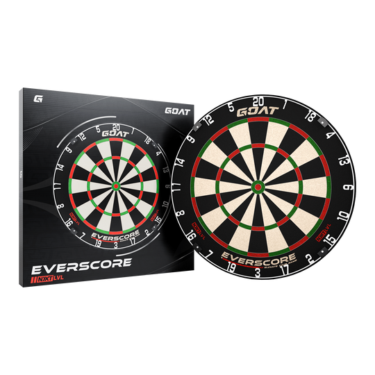 GOAT Everscore Steel Dartbord Das Bild zeigt das Produkt "GOAT Everscore Steeldartboard" zusammen mit seiner Verpackung. Das Dartboard hat ein klassisches Design mit schwarzen, weißen, roten und grünen Feldern.