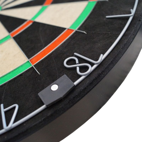 Karella Dartboard BullOut Set inclusief 2 sets stalen darts Das Bild zeigt das Karella Dartboard BullOut Set inklusive zwei Sätzen Steeldarts. Dieses Set ist ideal für Dartspieler und enthält alles, was für den Start benötigt wird.