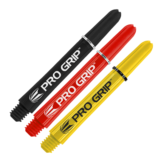 Auf dem Bild sind drei Dartschäfte in den Farben Schwarz, Rot und Gelb zu sehen. Alle tragen die Aufschrift "PRO GRIP" und sind mit silbernen Ringen ausgestattet.