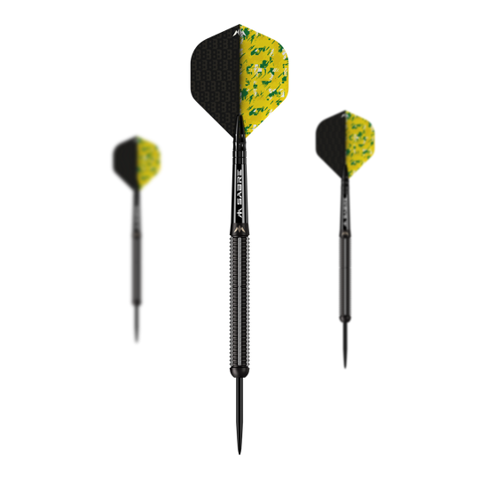 Das Bild zeigt drei Steeldarts des Modells "Mission Thomas Banks Black PVD" mit einem Gewicht von 24g. Die Flights sind gelb und schwarz gemustert und die Barrels haben eine schwarze Beschichtung.