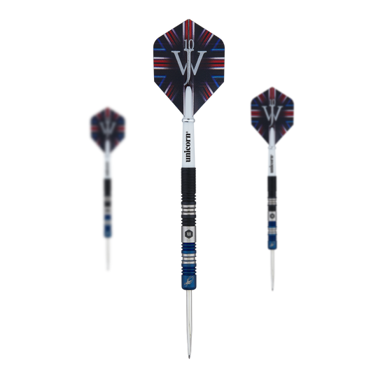 Unicorn The Machine James Wade Two-Tone Steel Darts Das Bild zeigt drei Steeldarts des Modells "Unicorn The Machine James Wade Two-Tone". Die Darts haben schwarze und blaue Details und tragen das Logo sowie den Namen des Herstellers auf dem Schaft.