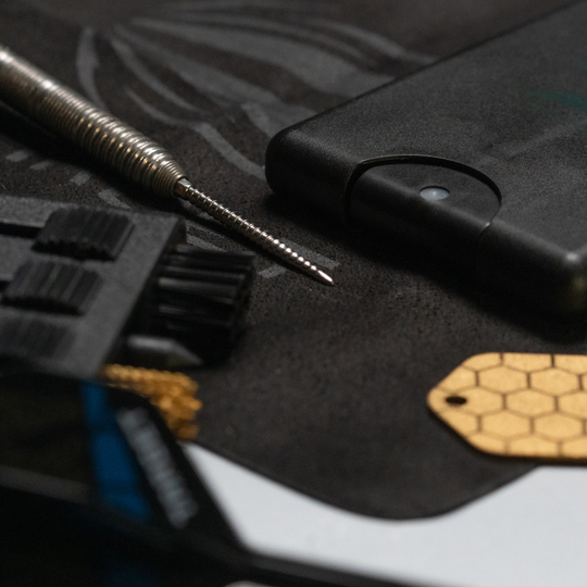 Target Dart Onderhoudsset Abgebildet ist das Target Dart Servicing Kit. Das Set ist für die Wartung und Reparatur von Darts geeignet.