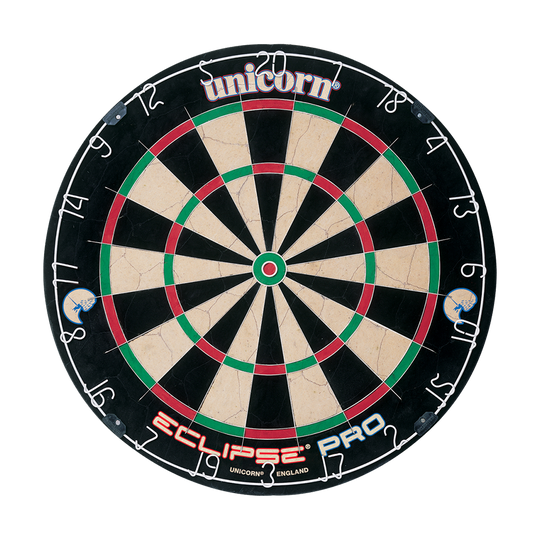 Unicorn Eclipse Pro dartbord Das Bild zeigt die Unicorn Eclipse Pro Dartscheibe. Sie hat ein klassisches Design mit deutlich sichtbaren Zahlen und farbigen Segmenten.