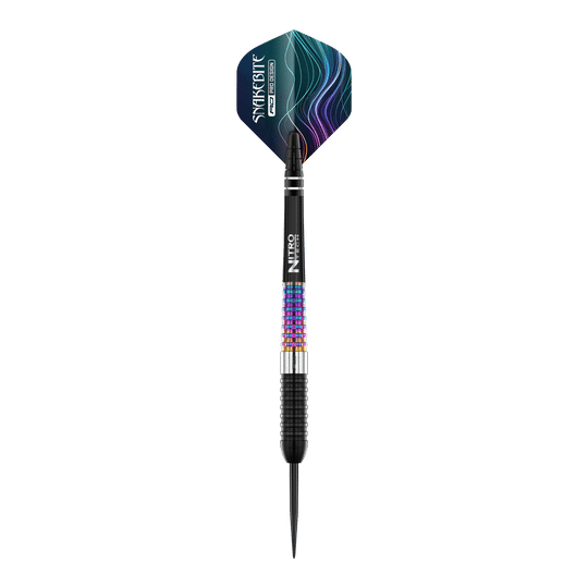 Auf dem Bild ist ein Red Dragon Peter Wright Corra Steeldart zu sehen. Der Dart hat bunte, strukturierte Griffbereiche und ein auffälliges Flight-Design mit blauen und violetten Linien.
