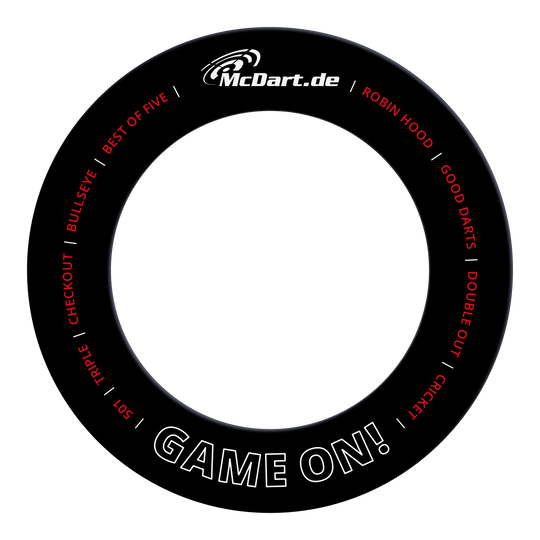 Das Bild zeigt einen schwarzen Dartboard-Surround-Ring mit der Aufschrift "McDart.de" oben und "GAME ON!" unten. Rundherum befinden sich verschiedene Begriffe aus dem Dartsport, wie "BULLSEYE", "TRIPLE" und "DOUBLE OUT".