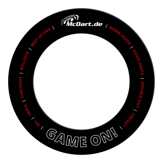 McDart-spel op dartbordomlijsting Das Bild zeigt einen schwarzen Dartboard-Surround-Ring mit der Aufschrift "McDart.de" oben und "GAME ON!" unten. Rundherum befinden sich verschiedene Begriffe aus dem Dartsport, wie "BULLSEYE", "TRIPLE" und "DOUBLE OUT".