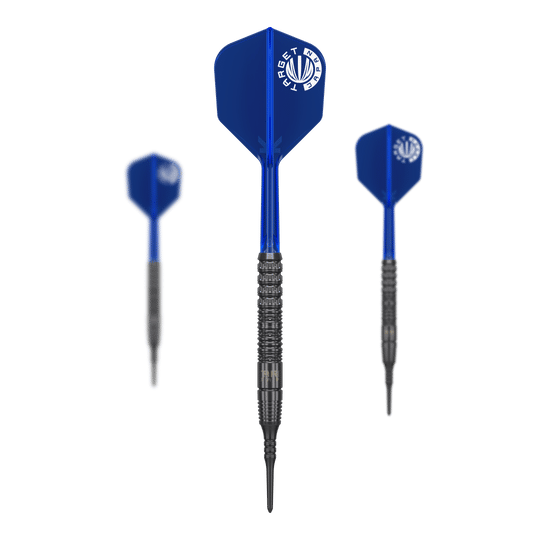 Auf dem Bild sind drei Softdarts mit blauen Flights und schwarzen Spitzen zu sehen. Die Darts tragen das Logo "Target" auf den Flights und sind das Modell "Sereno GEN1 Max" von Toru Suzuki.