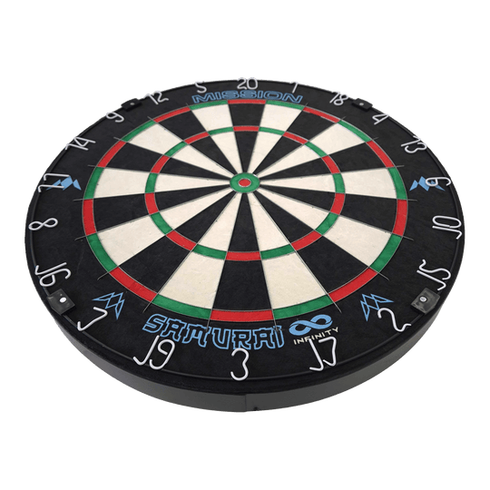 Mission Samurai Infinity stalen dartbord Das Bild zeigt eine Steeldart-Scheibe mit dem Namen "Mission Samurai Infinity". Die Scheibe hat weiße, schwarze, grüne und rote Felder sowie aufgedruckte Zahlen und Logos.