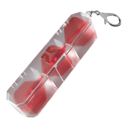 Target K-Flex K-Case Flight Box Das Bild zeigt das Produkt "Target K-Flex K-Case Flightbox". Es handelt sich um eine transparente Aufbewahrungsbox mit rotem Inhalt und einem silbernen Karabinerhaken.