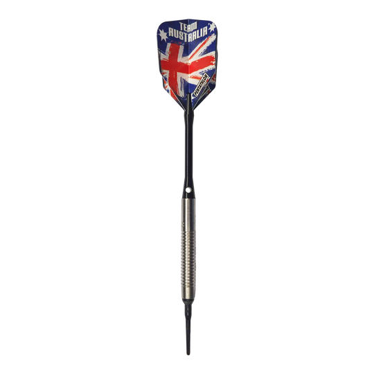 McDart 85 Tungsten V8 Soft Darts - 18,5 g Auf dem Bild ist ein Softdart mit einer silbernen Griffzone und langer schwarzer Spitze zu sehen. Die Dart-Flügel zeigen das Design der australischen Flagge mit der Aufschrift "TEAM AUSTRALIA".
