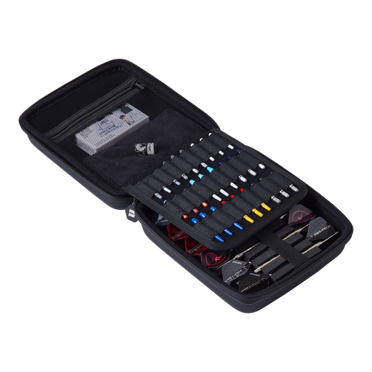 Das Bild zeigt ein offenes schwarzes Dartcase namens "Unicorn Ultra 3UP Large Dartcase". Im Inneren sind verschiedene Dartpfeile, Ersatzteile und Zubehör ordentlich sortiert.