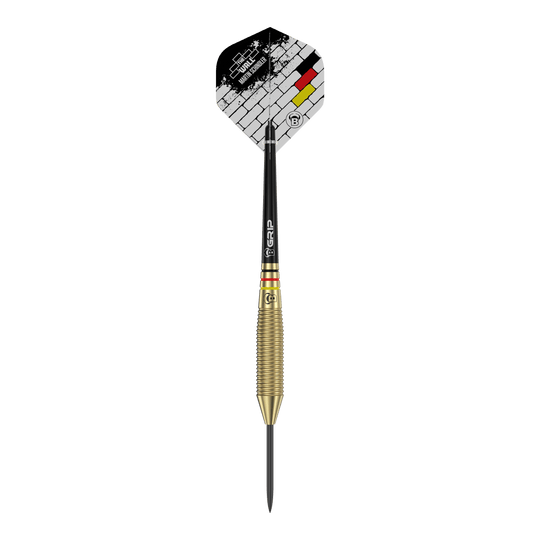 Bulls Martin Schindler The Wall Brass Steeldarts Auf dem Bild ist ein Bull's Martin Schindler The Wall Brass Steeldart zu sehen. Der Dartpfeil hat einen messingfarbenen, geriffelten Schaft und eine Flight mit einem Ziegelstein-Design und deutschen Farben.