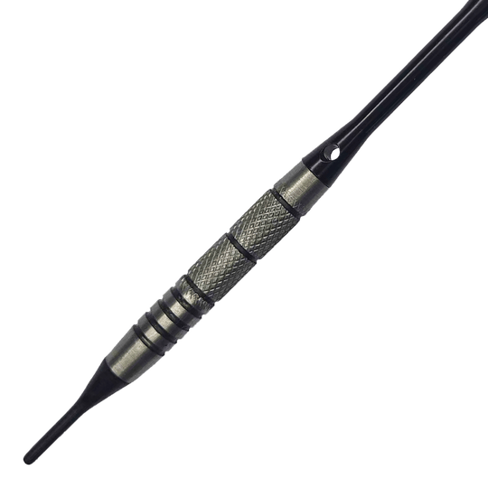 McDart 85 Tungsten V9 zachte darts - 17,5 g Auf dem Bild ist ein McDart 85er Tungsten V9 Softdart mit einem Gewicht von 17,5 g zu sehen. Der Dartpfeil hat eine metallische Griffzone mit feiner Riffelung für besseren Halt.