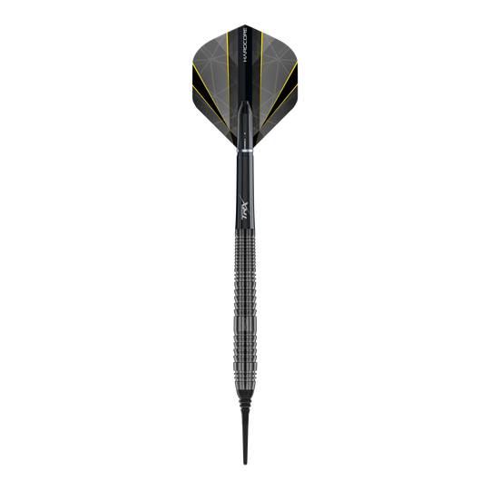 Dies ist ein Softdart namens "Red Dragon Seren 2 Onyx Softdarts - 20g". Er hat ein schwarzes Design mit gelben Akzentlinien und einer geriffelten Griffzone.