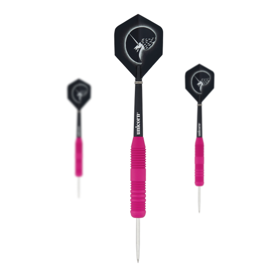 Unicorn Core Plus rubberen roze stalen darts Das Bild zeigt drei Steeldarts mit pinken, gummierten Griffen und silbernen Spitzen. Die Flights sind schwarz und tragen ein weißes Einhorn-Design.