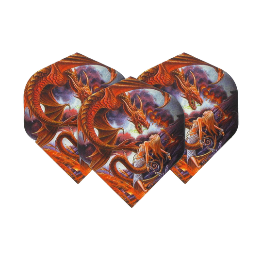 Das Bild zeigt drei Dart-Flights mit einem fantasievollen Drachenmotiv. Auf den Flights ist ein roter Drache über einer Frau und feuriger Landschaft abgebildet.