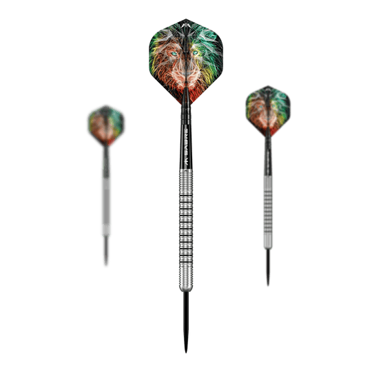 Missie Dominik Grüllich Steeldarts Das Bild zeigt drei Steeldarts des Produkts „Mission Dominik Grüllich Steeldarts - 23,5g“. Auf den Flights ist ein farbiges Löwenmotiv zu sehen.