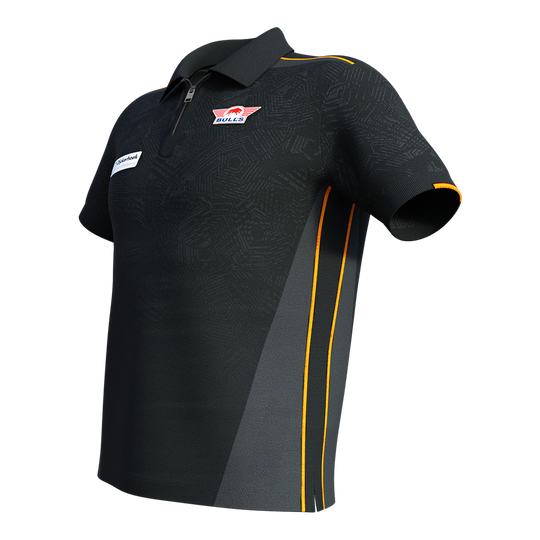Bulls NL Dirk Van Duijvenbode wedstrijdshirt 2025 Dieses Bild zeigt das Bulls NL Dirk Van Duijvenbode Matchshirt 2025. Das Shirt ist überwiegend schwarz mit gelben Akzenten und besitzt einen kurzen Reißverschluss am Kragen.