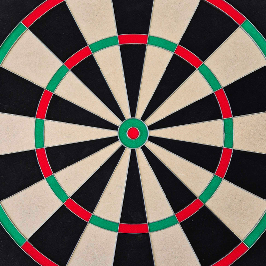 McDart Precision stalen dartbord Das Bild zeigt ein McDart Precision Steeldartboard. Die Dartscheibe ist in schwarze, beige, grüne und rote Segmente unterteilt.