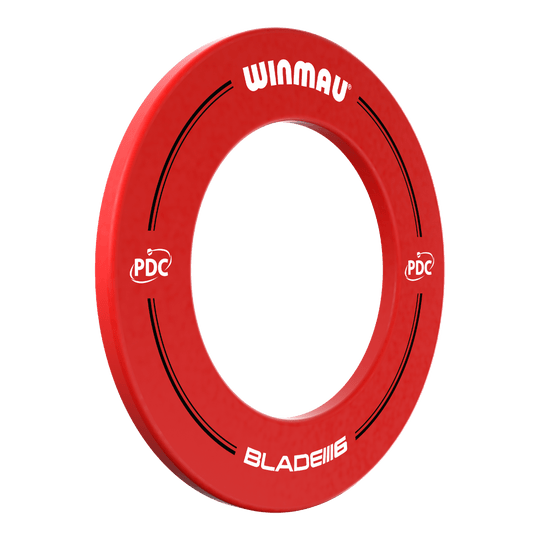 Winmau PDC Dartbord Surround - Rood Das Bild zeigt einen roten Dartboard-Surround von Winmau mit der Aufschrift „PDC“ und „BLADE 6“. Der Surround dient dazu, die Wand rund um ein Dartboard vor abprallenden Pfeilen zu schützen.