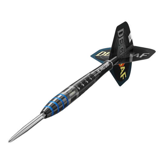 Das Bild zeigt einen Target Jeffrey De Graaf GEN1 Swiss Point Steeldart mit einem Gewicht von 23 Gramm. Der Dart hat ein schwarzes Design mit blauen Akzenten und der Aufschrift "DE GRAAF" auf den Flights.