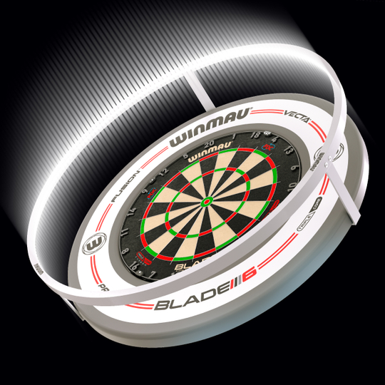 Winmau Plasma Ice LED Dartbordlamp Das Bild zeigt das Produkt "Winmau Plasma Ice LED Dartboard Light", das über einem Dartboard angebracht ist. Ein heller LED-Lichtring beleuchtet die gesamte Dartscheibe gleichmäßig.