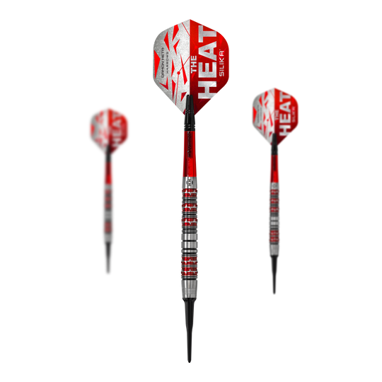 Das Bild zeigt drei Softdarts der Marke Harrows Damon Heta Series 3. Die Darts sind überwiegend rot und silber und tragen die Aufschrift "THE HEAT".