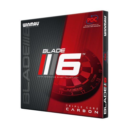3032_Winmau_Blade_6_TripleCore_Steeldartboard_5_PDC Die Abbildung zeigt die Verpackung des Winmau Blade 6 TripleCore Steeldartboards. Das Design ist überwiegend in Schwarz und Rot gehalten und betont die sechste Generation der Bladetechnologie.